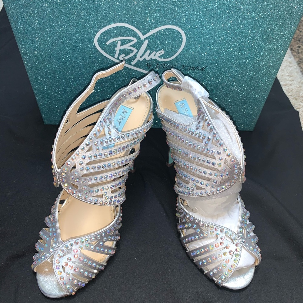 Beautiful Silver Heels w/Crystals